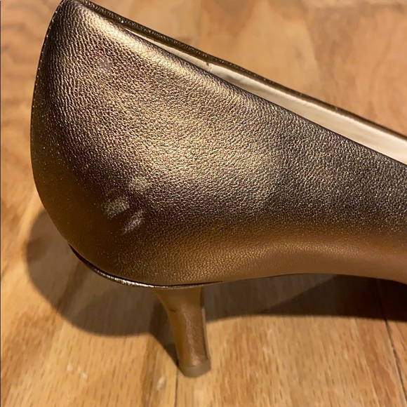 Isaac Mizrahi Live Jamie Gold Metallic Pumps - Picture 13 of 16